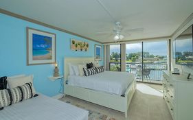 All-New Waterfront With Balcony,Pool,Tiki Bar,Gym